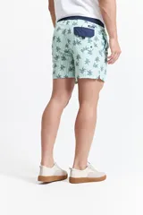 Short de baño estampado con cintura elástica, cordón ajustable, dos bolsillos laterales y uno trasero.