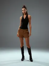 Short color beige claro, de tiro alto y corte sastrero.
