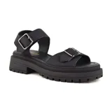 Sandalias bajas color beige con plataforma y suela track. Presentan dos tiras anchas con hebillas metálicas ajustables.