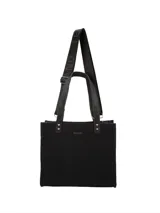Cartera tipo tote bag de textura efecto cocodrilo, color negro, con asas de mano fijas y una correa larga ajustable con inscripciones. Cuenta con detalles metálicos plateados y placa con logo de la marca en el frente.