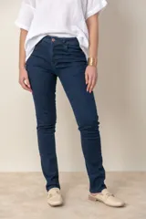 Pantalón de jean azul oscuro, tiro alto, corte ajustado y con lycra.