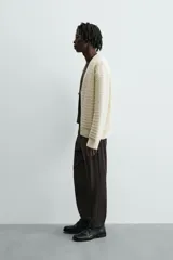 Pantalón regular fit color negro de tejido con viscosa, con cintura elástica ajustable con cordón, bolsillos frontales y traseros.