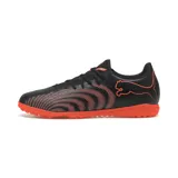 Championes de fútbol Puma Future Play TT, color negro con detalles en naranja neón. Suela de goma con tacos pequeños para césped artificial (turf).