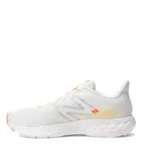 Championes de running New Balance modelo 411 V3, color blanco con detalles en naranja y gris. Presentan capellada de malla transpirable, cierre con cordones y entresuela de EVA para mayor amortiguación.
