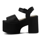 Sandalias de plataforma alta con taco grueso, tira ancha delantera y pulsera al tobillo con hebilla metálica.