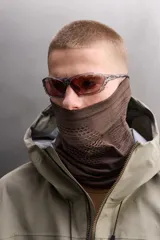 Cubre cuello de tejido técnico térmico elástico con lana, color gris oscuro. Presenta diferentes texturas de tejido para facilitar la transpiración y termorregulación.