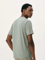 Camiseta básica de manga corta y cuello redondo, color rojo oscuro.