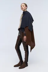 Ruana tejida de punto con bloques de color beige, azul y marrón. Confeccionada en lambswool.