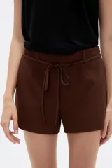 Short negro de poliéster, con pinzas, corte recto y tiro alto, con lazo ajustable en la cintura.