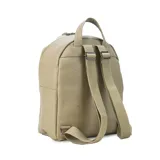 Mochila color beige con aplique de cuero sintético en la parte inferior y superior. Tiene un bolsillo frontal con cierre y un bolsillo interno. Las correas son regulables.