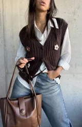 Chaleco de punto acanalado color chocolate, con escote en V, cierre frontal con botones y apliques de flores tejidas en contraste.