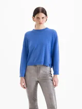 Sweater de punto negro ultrasuave, con cuello redondo, hombros caídos y mangas largas de corte holgado.