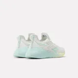 Championes de entrenamiento Reebok Nano Gym, color gris con detalles en verde menta y amarillo claro en la suela degradada.