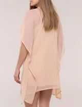 Vestido estilo túnica de dos piezas, color salmón, compuesto por un sobrevestido holgado de gasa semitranslúcida con mangas kimono y escote en V con bordados brillantes de piedras y cuentas, y un vestido base interior tipo enagua de tirantes finos.