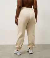 Pantalón jogger deportivo color bordó, con cintura elástica, bolsillos laterales y puños ajustados. Presenta recortes canelados en los laterales que aportan textura y diseño al modelo.
