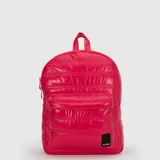 Mochila Bubba acolchada color fucsia, con diseño tipo puffer, bolsillo frontal con cierre y asa superior.