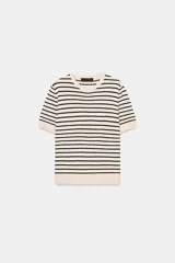 Jersey de punto de manga corta con cuello redondo, a rayas horizontales blancas y negras.