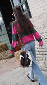 Sweater de punto con cuello polo y botones, a rayas horizontales color marrón y beige.