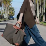 Ruana marrón de tejido de punto grueso, confeccionada en 100% baby alpaca.