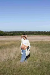 Ruana de tejido liviano con caída delicada y tacto suave, diseñada para envolver el cuerpo con fluidez y aportar un estilo sofisticado.