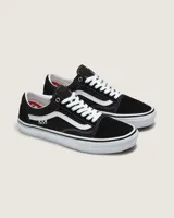 Championes Vans modelo Skate Old Skool, de diseño low-top en color negro con detalles en blanco. Confeccionados en gamuza y lona, cuentan con la icónica franja lateral Sidestripe, suela vulcanizada con patrón Waffle para mayor agarre y plantillas PopCush para amortiguación.