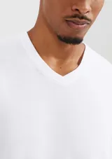 Camiseta de manga corta color rojo con cuello en V.