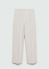 Pantalon de vestir color beige, de corte recto y tiro medio. Presenta detalle de pinzas en la parte frontal, bolsillos laterales y cierre oculto con botón, gancho y cremallera.