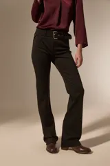 Pantalon de corte flare con cintura media y cinturón integrado con hebilla metálica.