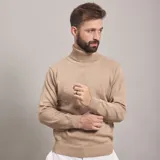 Polera color beige de tejido de punto con cuello alto.