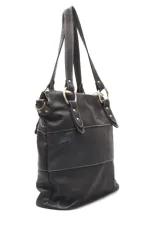 Cartera de hombro confeccionada en cuero negro, combinando texturas lisas y con relieve tipo croco. Presenta herrajes metálicos dorados, detalles de tachas decorativas en las correas y cierre superior.