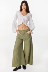 Top de lino italiano color beige, con escote en V, mangas abullonadas y cordón ajustable en el centro del frente.