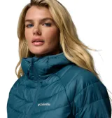 Campera puffer Columbia modelo Powder Lite II, color azul petróleo, con capucha integrada, cierre frontal completo, bolsillos laterales con cremallera y puños elásticos. Cuenta con tecnología termorreflectante y aislamiento sintético.