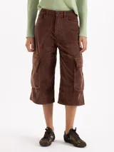 Bermuda tipo cargo de corderoy color marrón chocolate, con corte oversize y relajado. Presenta bolsillos laterales con solapa y cierre frontal con botón.