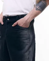 Pantalón unisex de denim 100% algodón con lavado Gradient Black. Tiro medio, calce wide/relajado, pierna amplia y caída larga. Cintura con elásticos laterales, costuras curvas y bolsillos delanteros y traseros curvos.