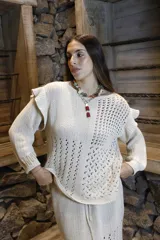 Sweater tejido con hilo de algodón color marrón, con calados y volados en los hombros.