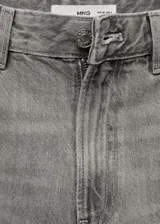Jeans de corte recto y diseño loose, confeccionados en tejido de algodón estilo tejano vaquero. Presentan tiro medio, cierre de cremallera con botón, trabillas para cinturón, bolsillos delanteros con bolsillo portamonedas y bolsillos de parche en la parte posterior.