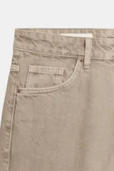 Jeans de mezclilla de tiro medio con cinco bolsillos, diseño relaxed fit de corte recto y amplio, con efecto lavado y desgaste frontal.