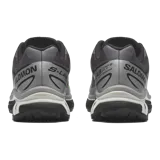 Championes Salomon XT-6, calzado de trail running adaptado para uso urbano. Diseño en color negro, gris, rojo y blanco, con sistema de cordones de ajuste rápido Quicklace y suela de gran tracción.