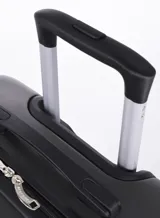 Valija rígida de color gris con diseño de líneas horizontales en relieve.