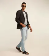 Pantalón de jean masculino, modelo slim, con lavado claro y pequeños desgastes en los bolsillos. Confeccionado en denim con elastano.