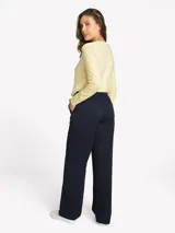 Pantalón chino azul marino de corte recto, con cierre de botón y cremallera, y diseño clásico de cuatro bolsillos. Confeccionado en mezcla de algodón orgánico y elastano con el logo bordado de la marca.