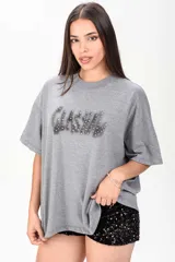 Remerón negro de corte oversize y mangas cortas, con estampa frontal difuminada estilo grafiti adornada con apliques de strass.