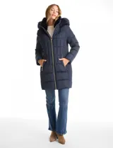 Campera puffer larga de color azul marino con capucha desmontable con borde de piel sintética. Cuenta con cierre frontal metálico dorado con logo grabado y bolsillos laterales con cierre.