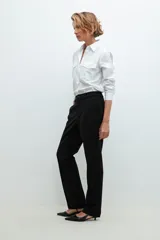 Pantalón de vestir negro de corte recto.