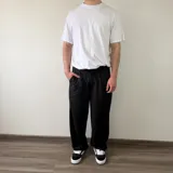 Pantalón de vestir negro de corte ancho, con pinzas en el delantero y elástico en la cintura trasera.