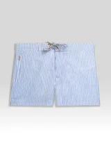 Short de baño para hombre con estampado de rayas verticales celestes y blancas. Posee pretina con cordón regulable, dos bolsillos laterales y un bolsillo trasero con cierre.