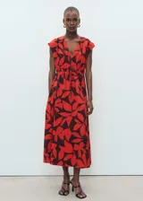Vestido midi de manga corta con estampado de hojas en tonos rojo y marrón oscuro, cuello en V y cordón ajustable en la cintura fruncida.