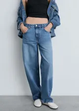 Pantalón de jean celeste de corte slouchy, tiro medio, cinco bolsillos y cierre con cremallera y botón. Confeccionado en tejido de algodón estilo tejano vaquero.
