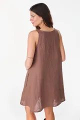Vestido corto de lino verde militar, sin mangas, con escote redondo y bolsillos laterales.