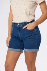 Short de jean de mezclilla azul oscuro, con dobladillo doblado en las piernas.